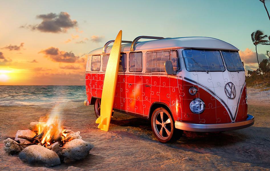 Ein roter VW-Bus steht am Strand mit einem Surfbrett, während die Sonne am Horizont untergeht. In der Nähe brennt ein Lagerfeuer, und die Wellen des Meeres sind im Hintergrund zu sehen.
