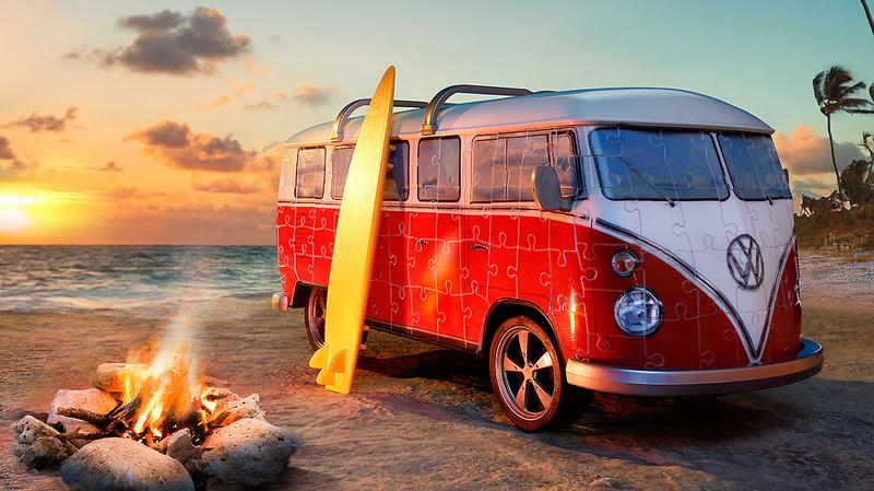 Ein roter VW-Bus steht am Strand mit einem Surfbrett, während die Sonne am Horizont untergeht. In der Nähe brennt ein Lagerfeuer, und die Wellen des Meeres sind im Hintergrund zu sehen.