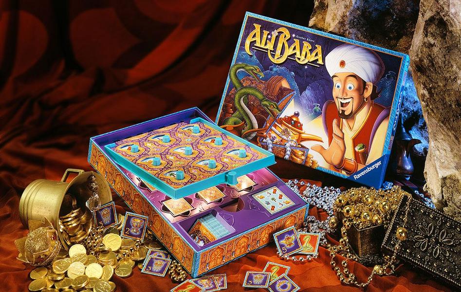Ein Spielbrettspiel mit dem Titel "Ali Baba" liegt geöffnet auf einem roten Samttuch. Darum verstreut befinden sich goldene Münzen, Spielkarten und eine Schatztruhe. Die Verpackung zeigt eine cartoonartige Figur eines Mannes mit einem Turban und Schätzen im Hintergrund.