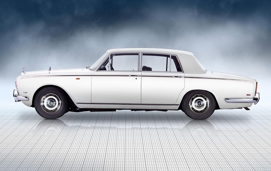 Ein elegantes, weißes Auto im Retro-Stil, das von der Seite präsentiert wird. Das Fahrzeug hat eine klassische Limousinenform mit einem langen Radstand und ist auf einem grafischen, hellen Hintergrund abgebildet.