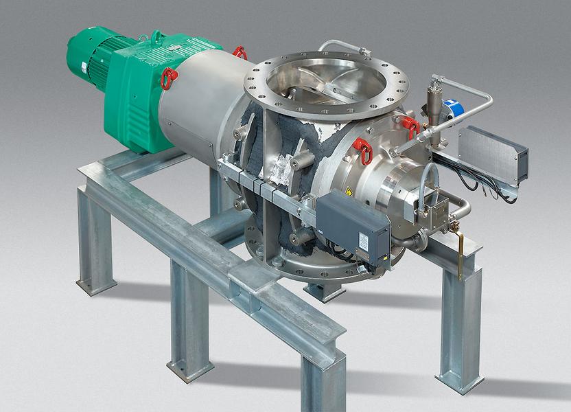 Eine industrielle Maschine, vermutlich eine Pumpe oder Kompressor, die auf einem stabilen Metallgestell montiert ist. Sie besteht aus einem Metallgehäuse mit verschiedenen Anbauteilen und einer grünen Motorenkomponente. Der Hintergrund ist grau.