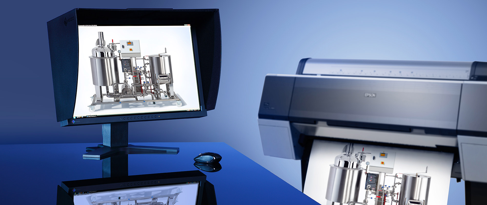 Ein Computerbildschirm zeigt eine technische Zeichnung von Anlagen. Rechts befindet sich ein Drucker, aus dem das Bild ausgedruckt wird. Der Hintergrund ist in Blautönen gehalten.