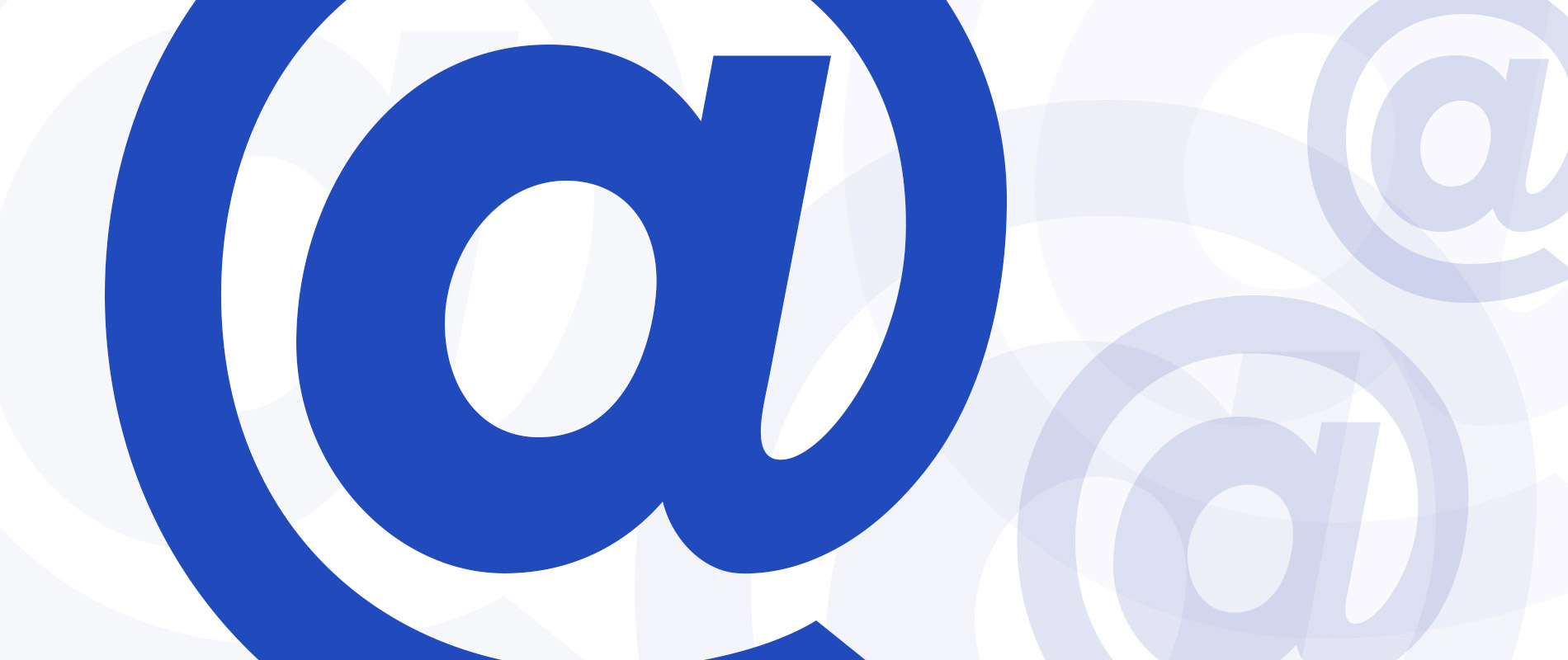 Blaues @-Symbol auf hellem Hintergrund mit verschiedenen weiteren @-Symbolen im Hintergrund.