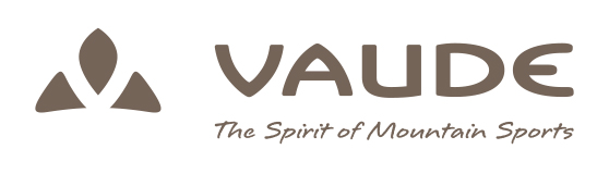 Logo der Marke VAUDE, das drei stilisierte Bergspitzen zeigt. Der Schriftzug „VAUDE“ steht in einem modernen, braunen Schriftzug daneben, gefolgt von dem Slogan „The Spirit of Mountain Sports“.