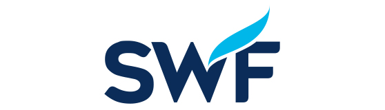 Logo mit den Buchstaben "SWF" in dunkelblauer Schrift. Über dem Buchstaben "W" ist eine stilisierte, hellblaue Feder oder Flügel abgebildet, die Bewegung und Dynamik symbolisiert.