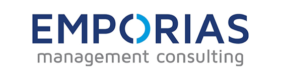 Logo der Firma "EMPORIAS Management Consulting". Der Firmenname ist in Großbuchstaben gehalten, wobei "EMPORIAS" in Blau und "management consulting" in Grau dargestellt ist. Ein Teil des Buchstabens "O" ist blau hervorgehoben.