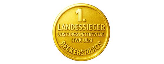 Goldmedaille mit der Aufschrift "1. LANDESSIEGER LEISTUNGSWETTBEWERB HWK ULM BECKERSTUDIOS". Die Medaille symbolisiert den ersten Platz in einem Wettbewerb.