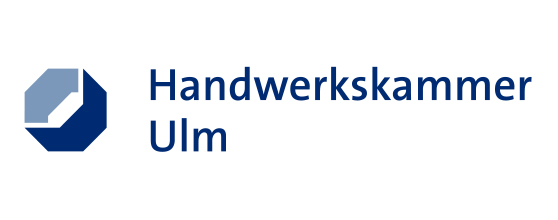 Logo der Handwerkskammer Ulm, bestehend aus einem stilisierten blauen Sechseck mit einem grauen und weißen Element sowie dem Schriftzug „Handwerkskammer Ulm“ in blauer Schrift.